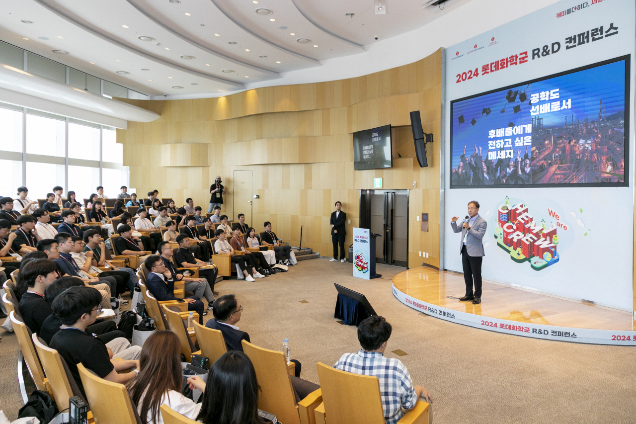이훈기 롯데그룹 화학군 총괄대표가 27일 오후 잠실 롯데월드타워에서 개최된 R&D 콘퍼런스에 참석해 발언을 하고 있다. [롯데케미칼 제공]