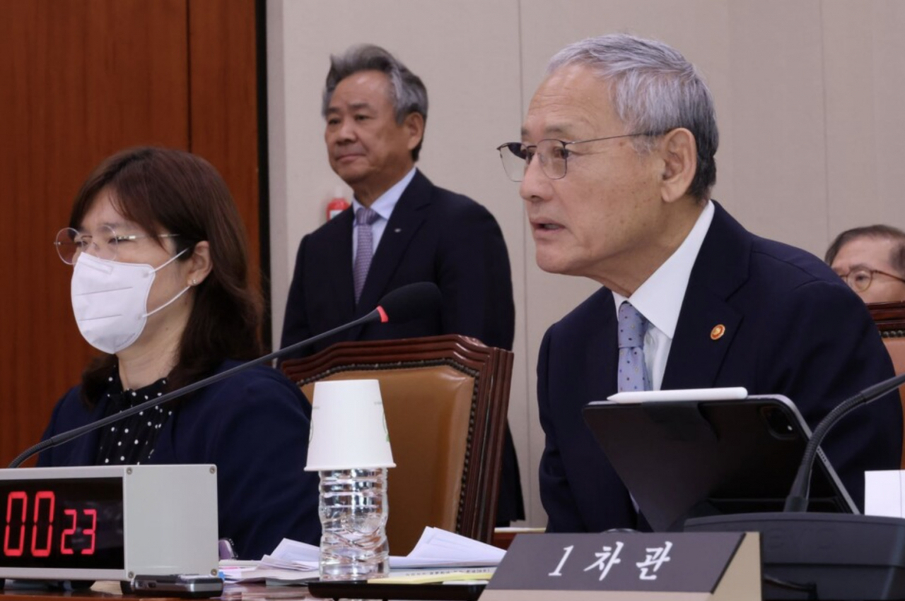 유인촌 문화체육관광부 장관이 지난 26일 국회에서 열린 문화체육관광위원회 전체회의에서 위원 질의에 답하고 있다. 왼쪽부터 장미란 문화체육관광부 제2차관, 이기흥 대한체육회장, 유인촌 장관. [연합]