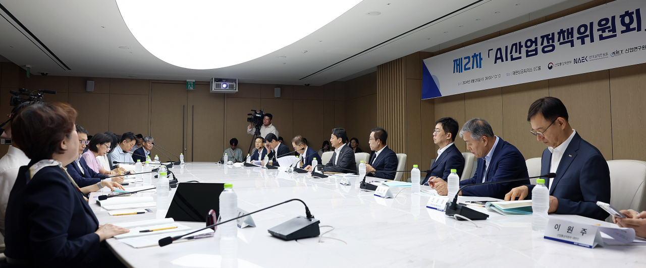 안덕근 산업통상자원부 장관이 28일 서울 중구 대한상공회의소에서 열린 제2차 AI 산업 정책위원회 회의를 주재하고 있다.[산업통상자원부 제공]