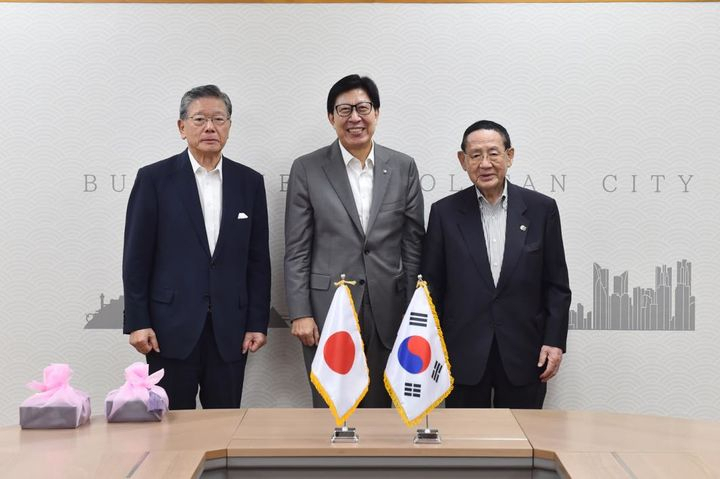 박형준 부산시장(가운데)이 지난 27일 오후 부산시청 국제의전실에서 다노세 료타로 일본 나라현 한일친선협회장 겸 야마토대학 총장(왼쪽)을 접견하고 있다. [사진=부산시]