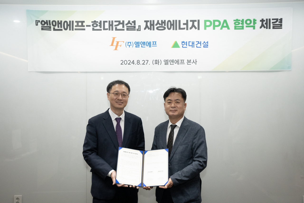 박남원(왼쪽부터) 엘앤에프 상무, 차영일 현대건설 상무가 지난 27일 태양광 재생에너지 PPA 협약을 체결한 뒤 기념사진을 촬영하고 있다. [엘앤에프 제공]