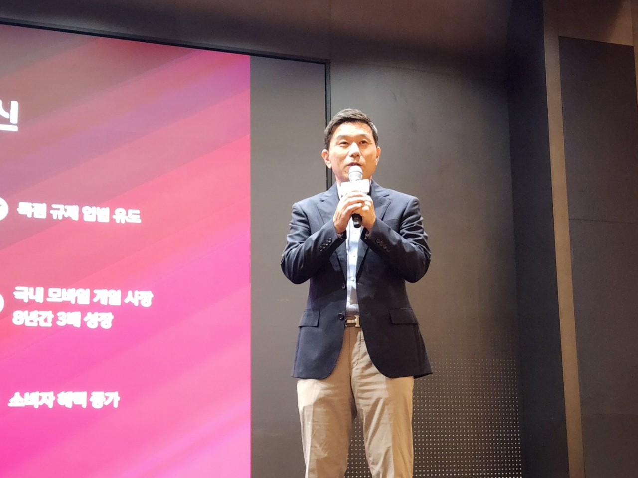 전동진 원스토어 대표가 28일 서울 중구 SKT타워 수펙스홀에서 열린 미디어 간담회에서 해외 진출 전략을 소개하고 있다. [박세정 기자/sjpark@]