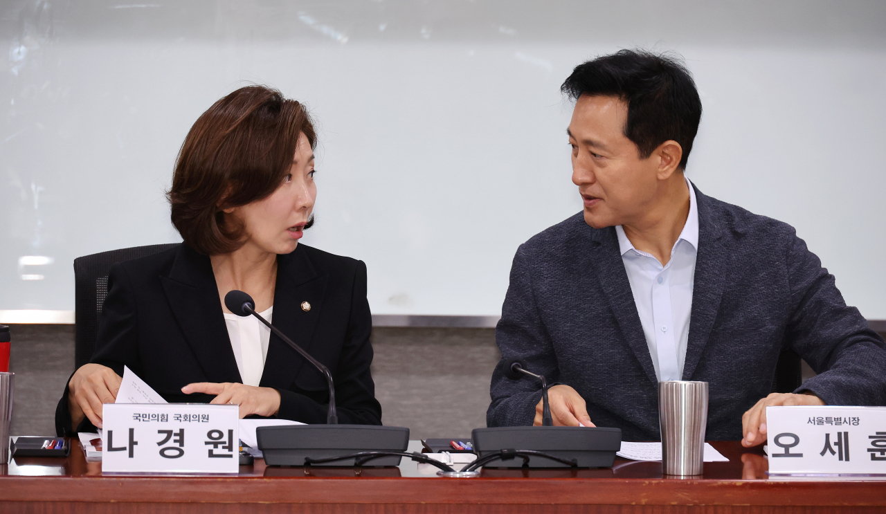 국민의힘 나경원 의원과 오세훈 서울시장이 27일 오전 국회 의원회관에서 열린 '필리핀 가사관리사 임금, 문제와 해결책은?' 세미나에서 대화하고 있다. [연합]
