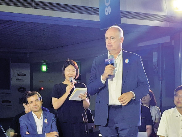 귀도 학(오른쪽) 르노 최고 프로그램 책임자 겸 부회장이 27일 기자간담회에서 발언하고 있다. 왼쪽은 스테판 드블레즈 르노코리아 사장. 김성우 기자