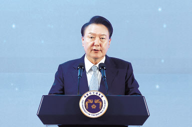 윤석열 대통령이 29일 올들어 두번째 국정브리핑에 나선다. 이날 국정브리핑에서는 4대 개혁·저출생 대응 등 국정 운영방향에 대해 설명할 예정이다. 사진은 27일 국제 사이버범죄대응 심포지엄 개회식에서 축사를 하는 모습 [연합]