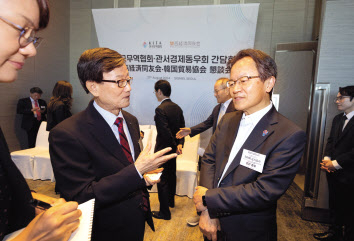 윤진식(왼쪽) 한국무역협회 회장과 미야베 요시유키 관서경제동우회 대표간사가 27일 열린 일본 관서경제동우회 초청 만찬 간담회에서 대화를 나누고 있다. [한국무역협회 제공]