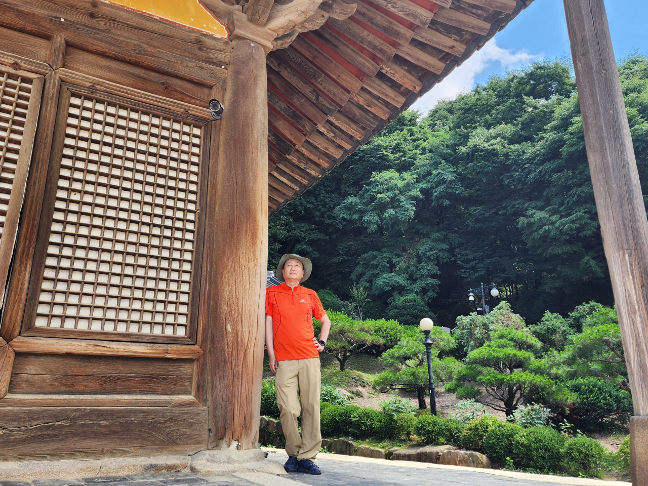 부석사 무량수전 배흘림기둥에 기대 서서 [함영훈 기자, 촬영 협조= 지역관광 테마·특별 투어 기획홍보 지엔씨이십일 전계욱 대표]