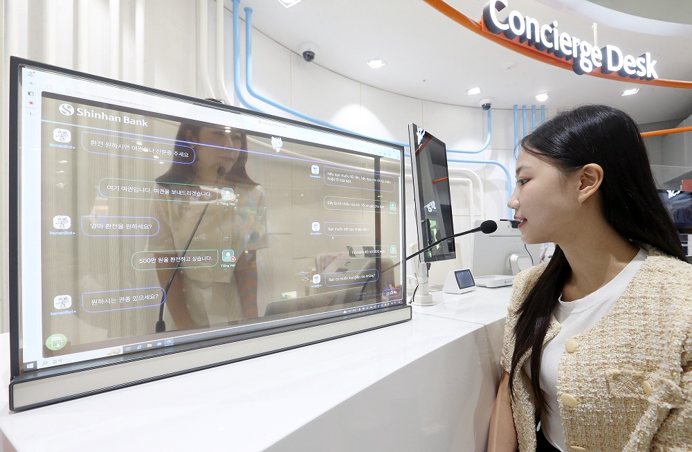 A foreign customer uses the "Banking for Everyone" speech-to-text interpretation service at Shinhan Bank's Hanyang University branch in Seongdong-gu, Seoul. (Shinhan Bank)