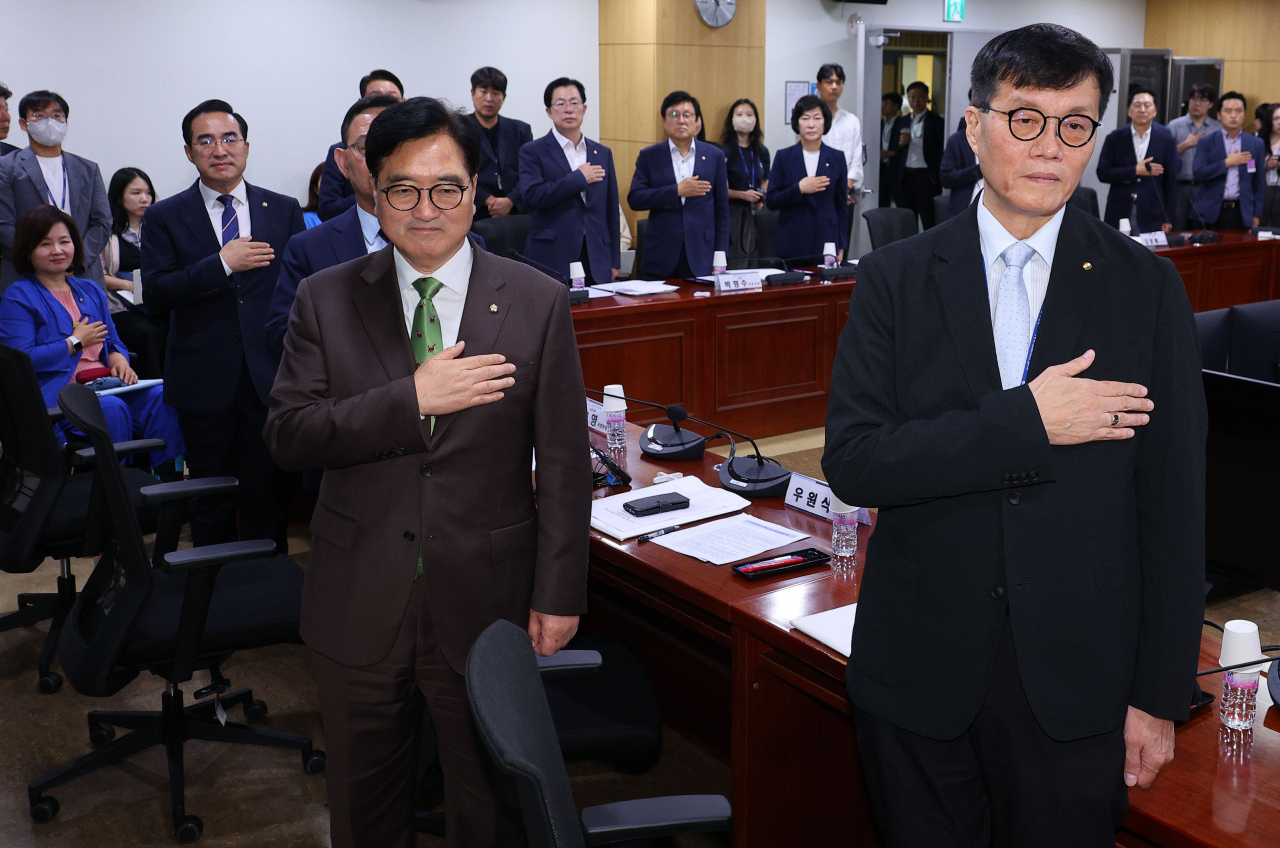 우원식 국회의장과 이창용 한국은행 총재가 28일 국회 의원회관에서 열린 대한민국 전환과미래포럼 창립총회 및 특별강연에서 국민의례를 하고 있다. [연합]