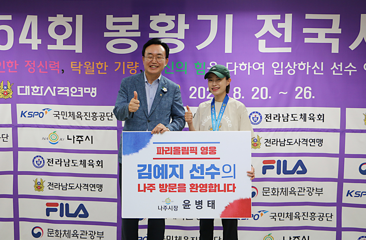 윤병태시장이 봉황기 사격대회 선수를 격려하고 있다