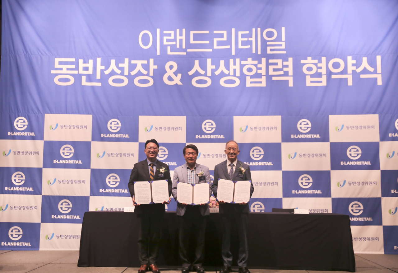 윤성대(왼쪽) 이랜드그룹 유통부문 총괄대표, 이재수 동광인터내셔날 회장, 오영교 동반성장위원회 위원장(오른쪽)이 ‘양극화 해소 자율협약서’ 체결 후 기념촬영을 하고 있다. [이랜드 제공]