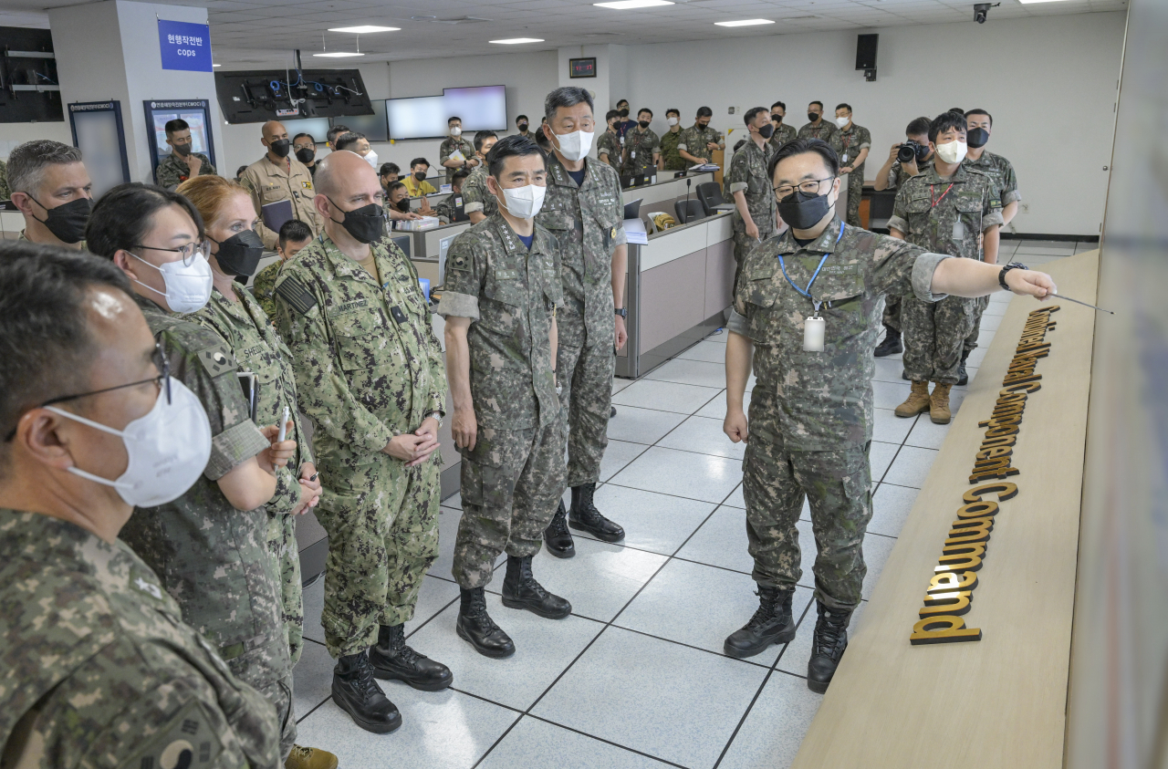 양용모 해군참모총장은 28일 부산작전기지 내 연합해양작전본부(CMOC)를 방문해 UFS연습을 현장지도하고 한미 장병들을 격려했다.[해군 제공]