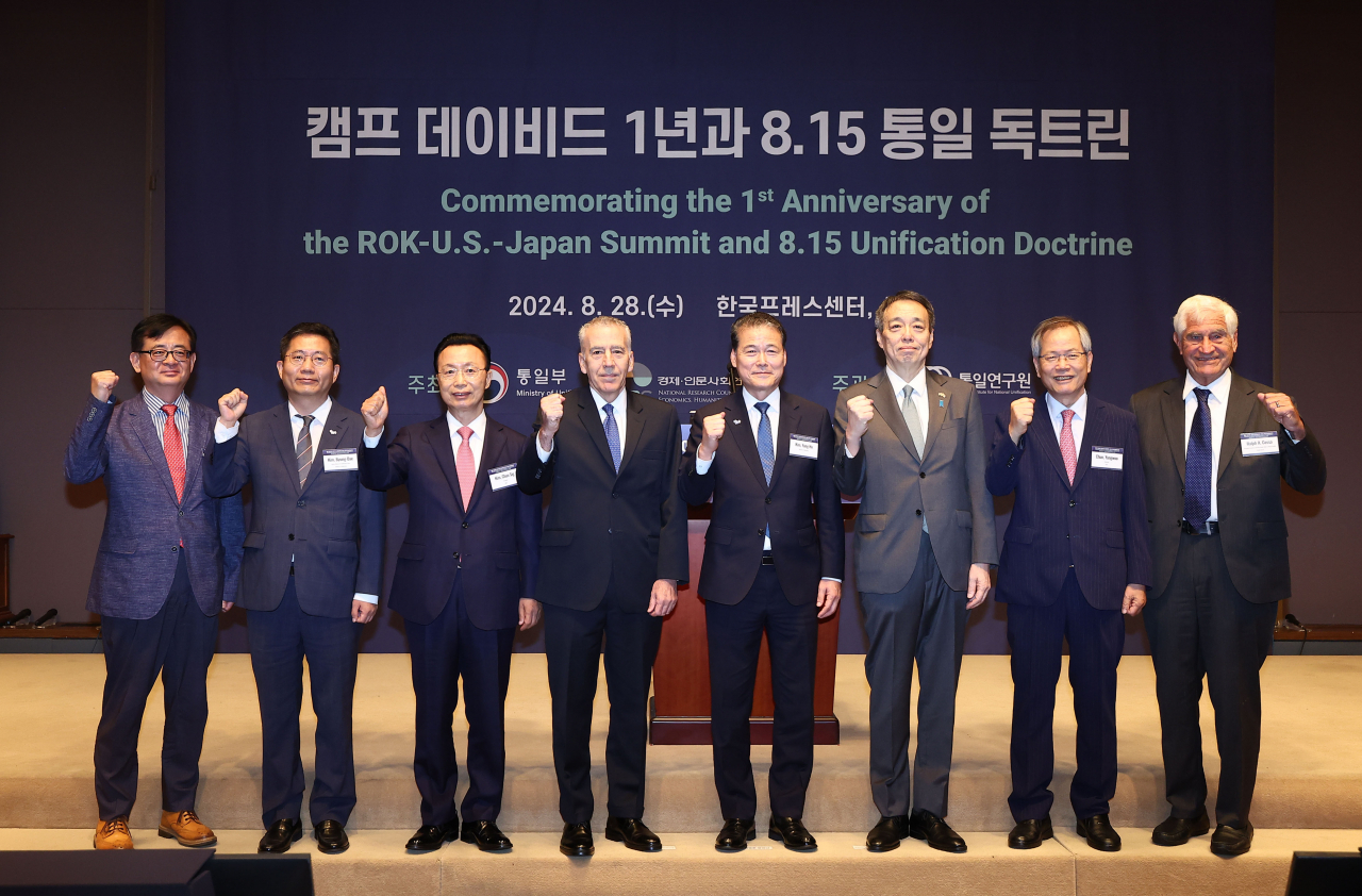 28일 오전 서울 중구 프레스센터에서 열린 캠프 데이비드 한미일 정상회의 1주년 기념 국제학술대회에서 김영호 통일부장관, 필립 골드버그 주한미국대사, 미즈시마 고이치 주한일본대사, 김천식 통일연구원장을 비롯한 참석자들이 기념촬영을 하고 있다. [연합]