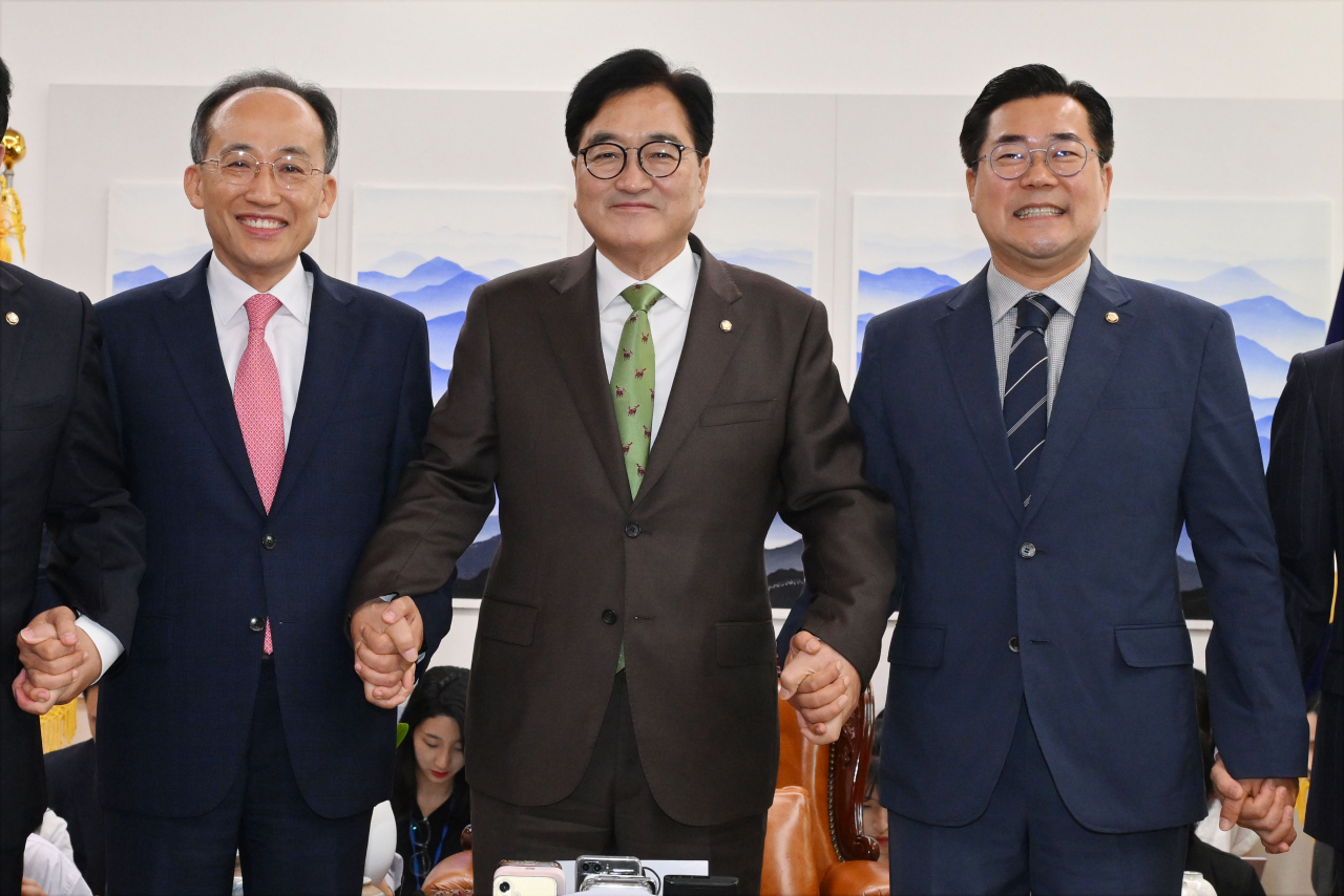 우원식 국회의장(가운데)과 추경호 국민의힘 원내대표(왼쪽), 박찬대 더불어민주당 원내대표가 28일 서울 여의도 국회에서 열린 여야 원내대표 회동에 앞서 기념 촬영을 하고 있다. [연합]