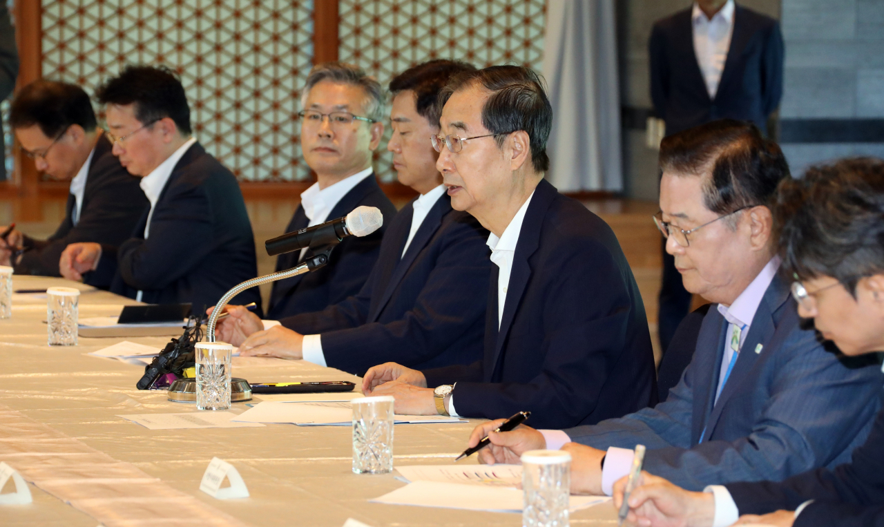 한덕수 국무총리가 28일 오전 세종시 국무총리 공관에서 기회발전특구를 보유한 부산·대구·대전·경남·경북·전남·전북·제주 등 8개 시도의 단체장·부단체장을 초청해 '기회발전특구 중앙-지방 협력 간담회'를 주재하고 있다.[연합]