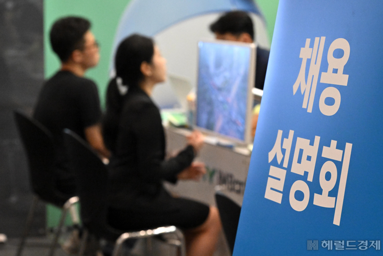 지난 21일 서울 중구 동대문디자인플라자에서 열린 2024 금융권 공동채용 박람회에서 구직자들이 현장 면접을 보고 있다. 임세준 기자