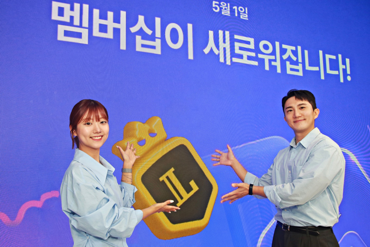 롯데홈쇼핑 직원들이 6년 만에 전면 개편한 유료 멤버십을 소개하고 있다. [롯데홈쇼핑 제공]