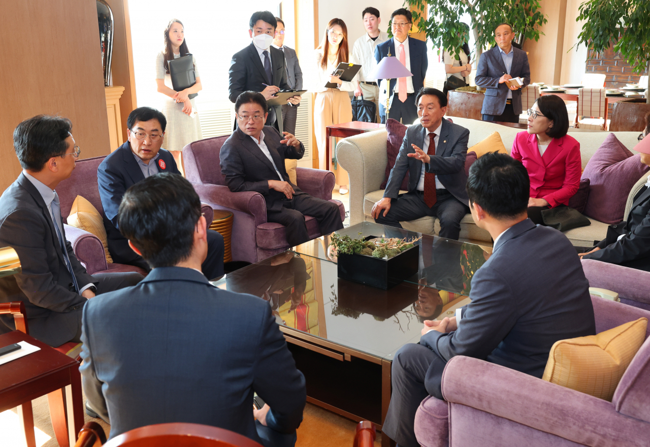 이철우 경북지사, 주낙영 경주시장 등이 28일 서울의 '최고 호텔'을 답사하고 있다.[경북도 제공]
