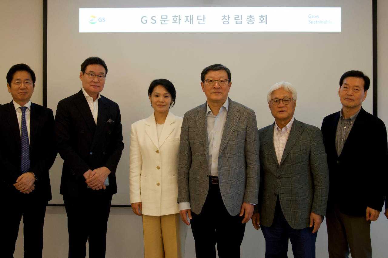 이준명(왼쪽부터) 김앤장법률사무소 변호사, 방효진 前 DBS은행 한국 대표, 김현아 국립발레단 홍보마케팅팀장(강수진 이사 대참), 허태수 GS 회장, 나완배 前 GS에너지 대표이사 부회장 등 GS문화재단 이사진과 발기인으로 참석한 홍순기 ㈜GS 대표이사 사장이 지난달 3일 서울 역삼동 GS타워에서 창립총회를 갖고 기념촬영을 하고 있다. [GS 제공]