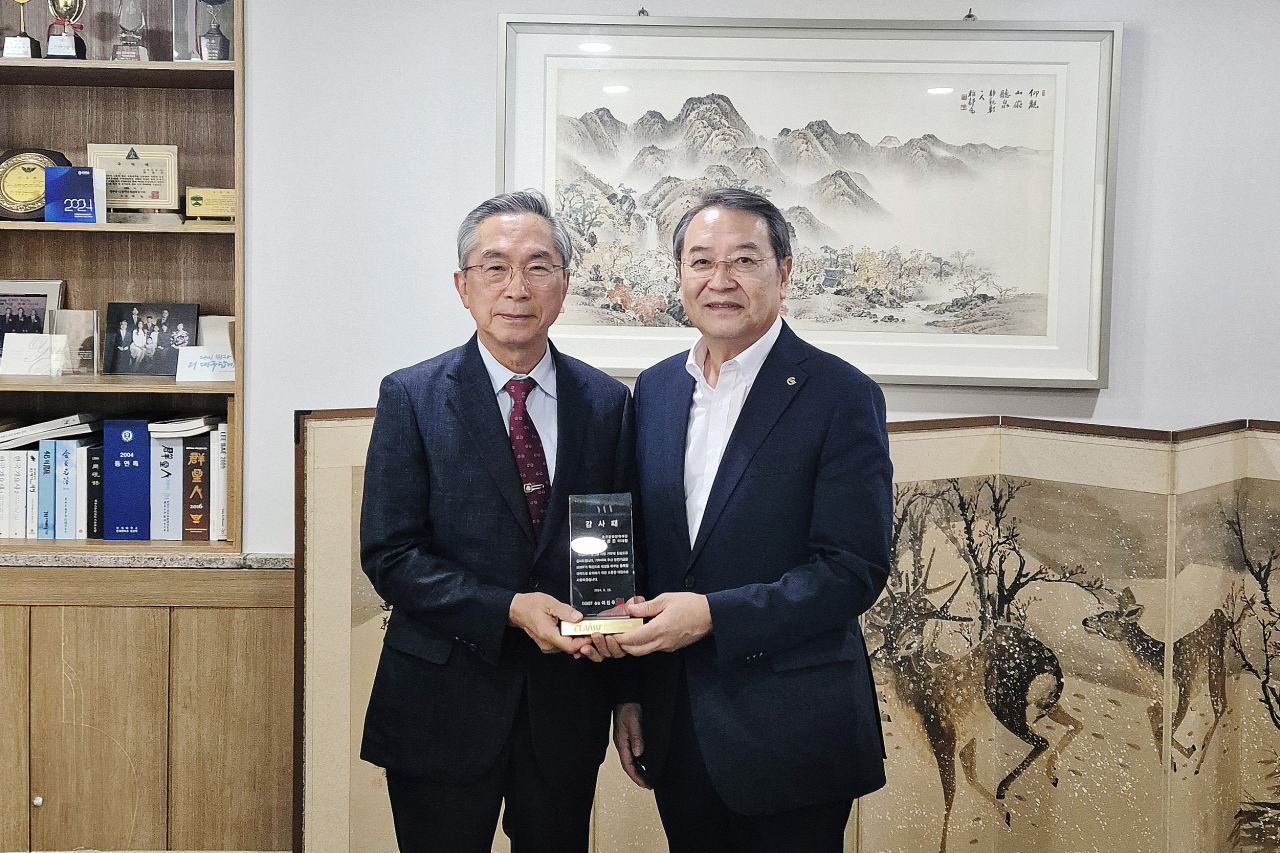 박준곤(왼쪽) 송곡문화재단 이사장과 이건우 DGIST 총장이 발전기금 약정식 후 기념촬영을 하고있다.[DGIST 제공]