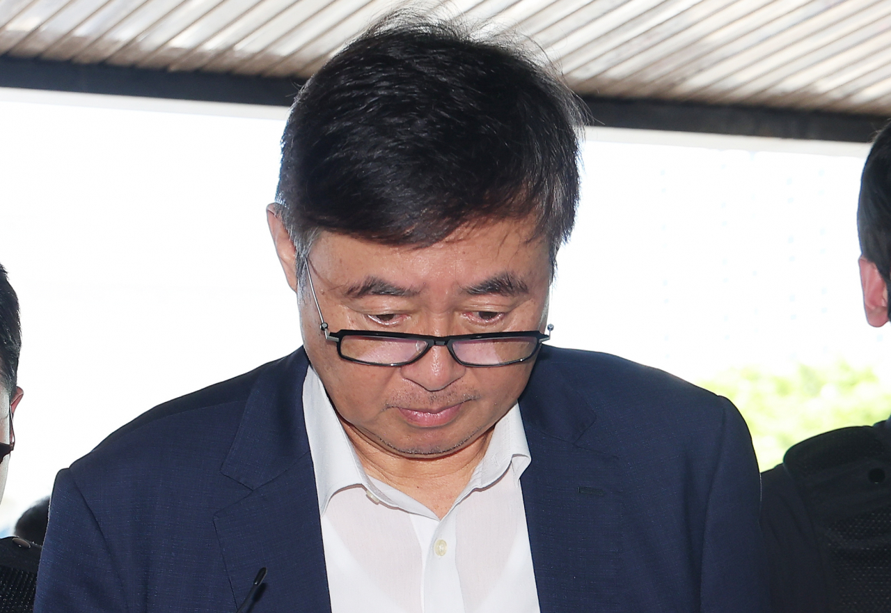 중대재해처벌법 위반 혐의 등으로 구속영장이 청구된 박순관 아리셀 대표가 28일 수원지방법원에서 열린 구속 전 피의자 심문(영장실질심사)을 마친 후 대기 장소인 경기도 수원남부경찰서 유치장으로 들어가고 있다. 지난 6월 24일 경기도 화성시 일차전지 업체 아리셀 공장에서 불이 나 23명이 숨지고 8명이 다쳤다.[연합]