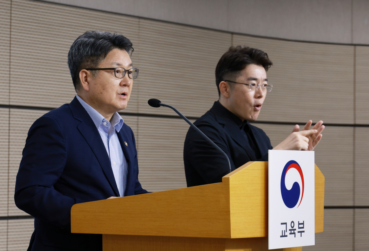 오석환 교육부 차관이 지난 28일 정부세종청사에서 딥페이크 범죄 확산 관련 긴급 브리핑을 열고 발언하고 있다. [연합]