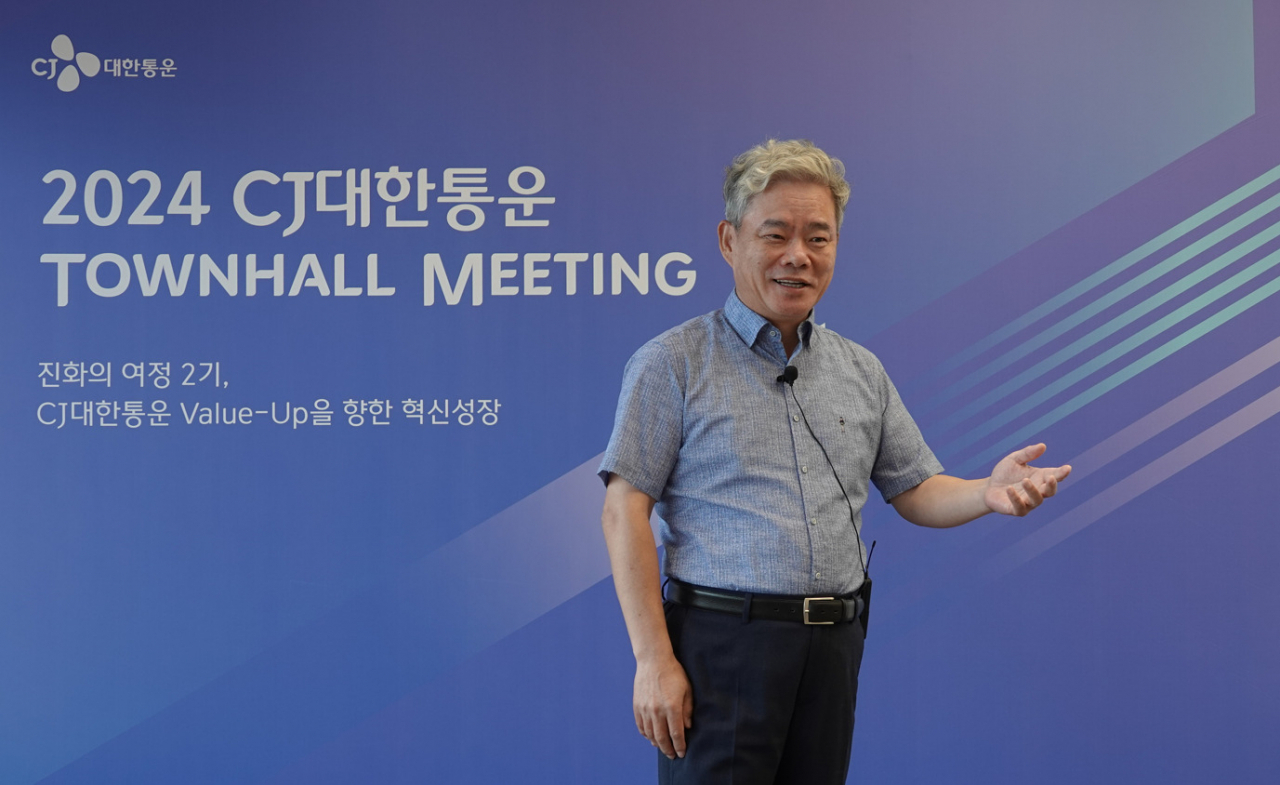 지난 27일 서울 종로구 CJ대한통운 본사에서 열린 ‘2024 타운홀 미팅’에서 신영수 CJ대한통운 대표가 발표하고 있다. [CJ대한통운 제공]