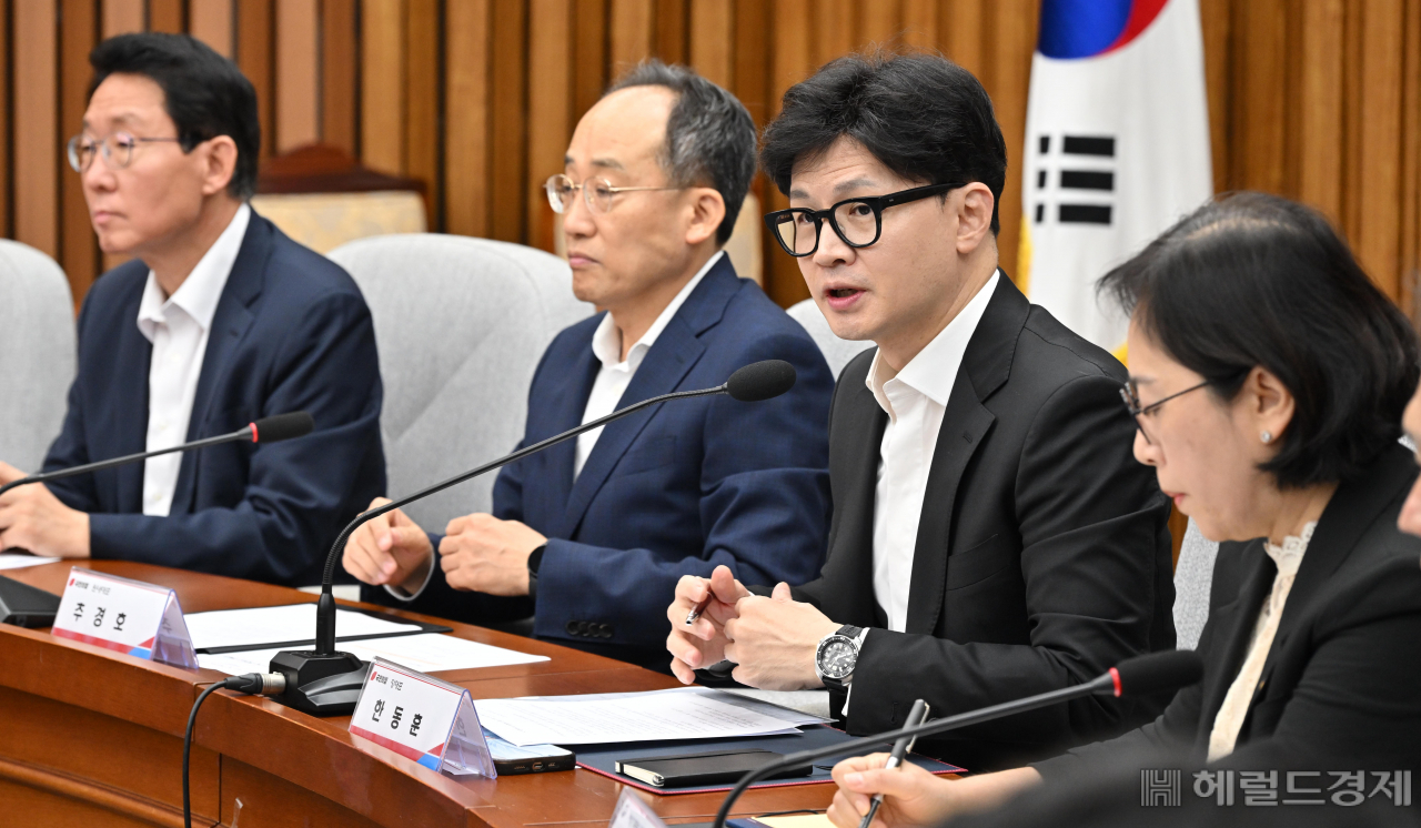 한동훈(오른쪽 두 번째) 국민의힘 대표가 29일 오전 서울 여의도 국회에서 열린 딥페이크 성범죄 관련 부처 긴급 현안보고에 참석해 발언을 하고 있다. 임세준 기자