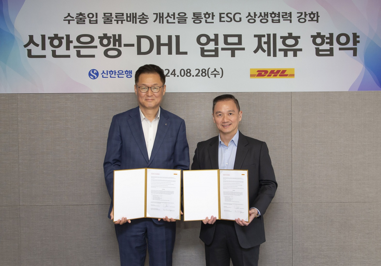 28일 서울시 마포구 소재 DHL코리아 본사에서 진행된 ESG 상생협력 강화 업무협약식에서 이해창(왼쪽) 신한은행 외환사업본부장과 융춘위 DHL 수석 부사장이 협약식 이후 기념촬영하는 모습. [신한은행 제공]