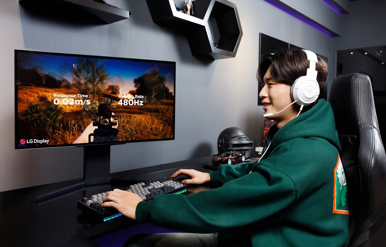 LG디스플레이 모델이 27인치 480Hz OLED 게이밍 모니터로 게임을 즐기고 있다 [LG디스플레이 제공]
