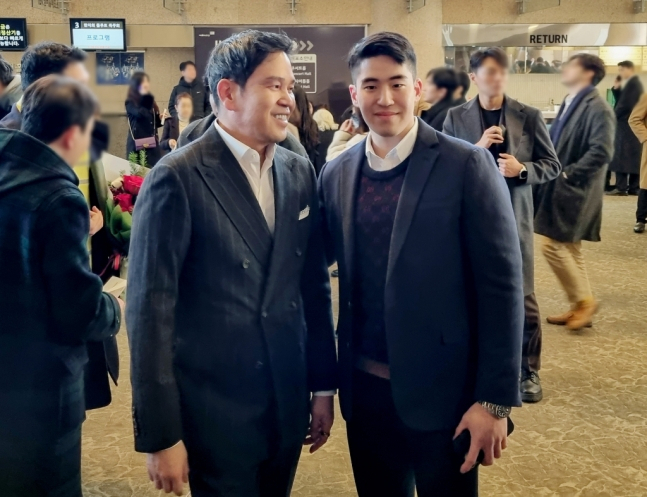 정용진 신세계 부회장과 장남 정해찬 씨가 지난해 12월 정 부회장의 배우자 한지희씨의 플루트 독주회를 관람하기 위해 서울 서초구 예술의전당을 찾은 모습. [뉴시스]