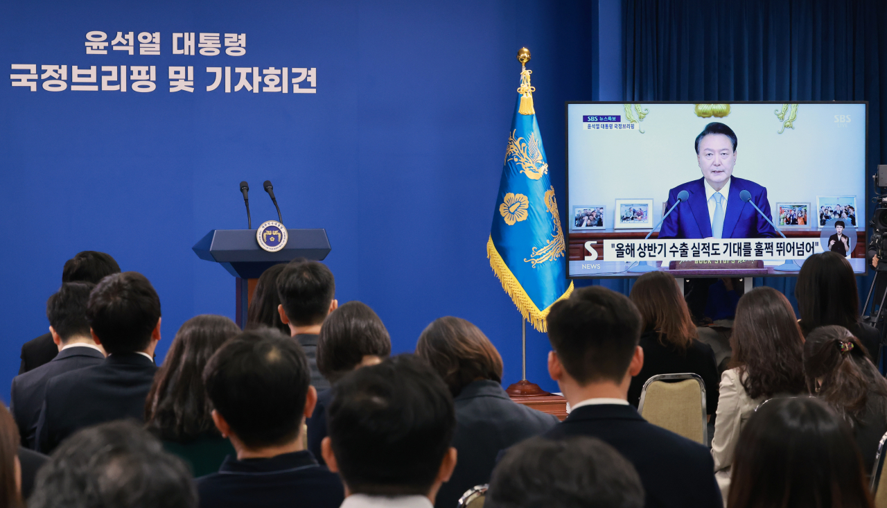 29일 오전 서울 용산 대통령실 청사 브리핑룸에서 취재진이 생방송으로 중계되는 윤석열 대통령의 '국정브리핑'을 지켜보고 있다. [연합]