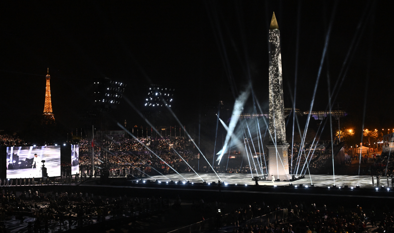 28일(현지시간) 프랑스 파리 콩코르드 광장에서 열린 2024 파리 패럴림픽 개막식에서 축하 공연이 진행되고 있다. 사진공동취재단