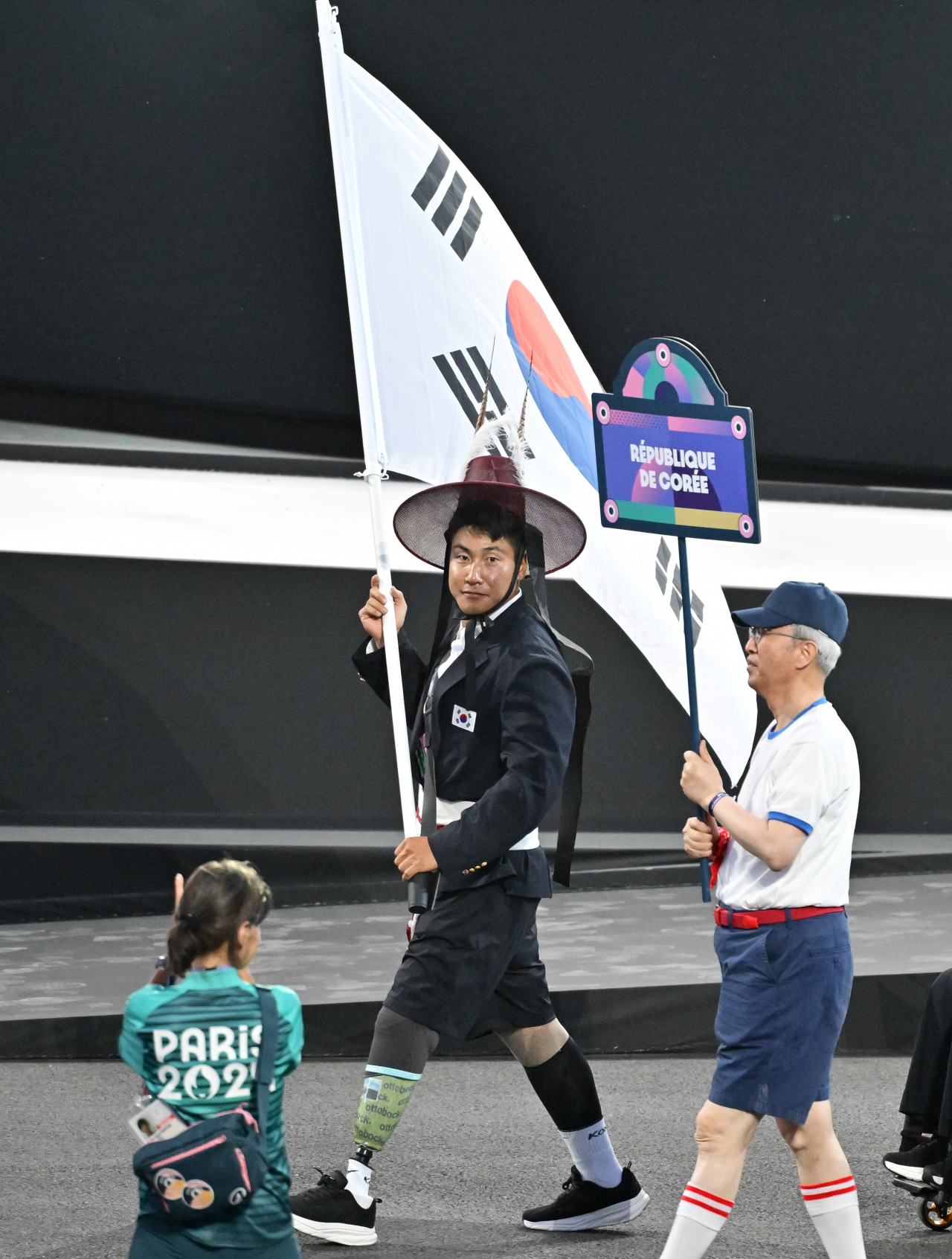 28일(현지시간) 프랑스 파리 콩코르드 광장에서 열린 2024 파리 패럴림픽 개막식에서 기수 최용범(카누)을 선두로 대한민국 선수단이 입장하고 있다. 사진공동취재단