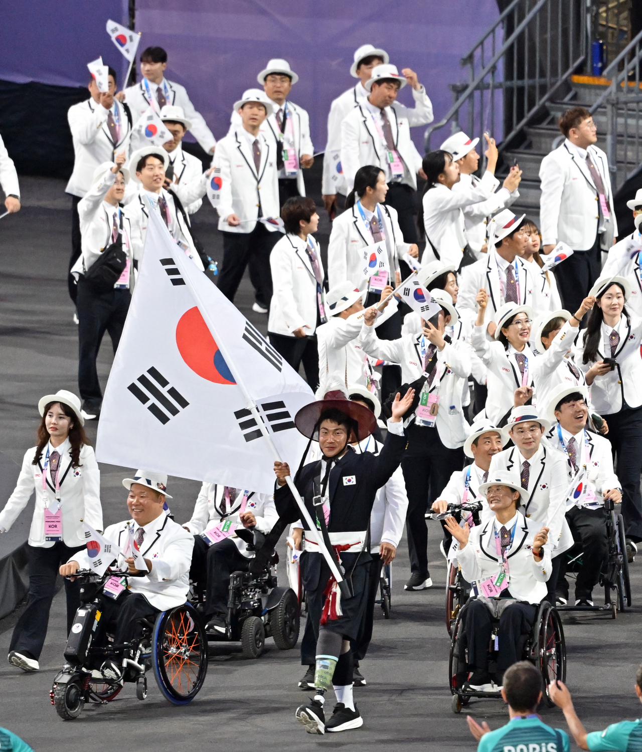 28일(현지시간) 프랑스 파리 콩코르드 광장에서 열린 2024 파리 패럴림픽 개막식에서 기수 최용범(카누)을 선두로 대한민국 선수단이 입장하고 있다. 사진공동취재단