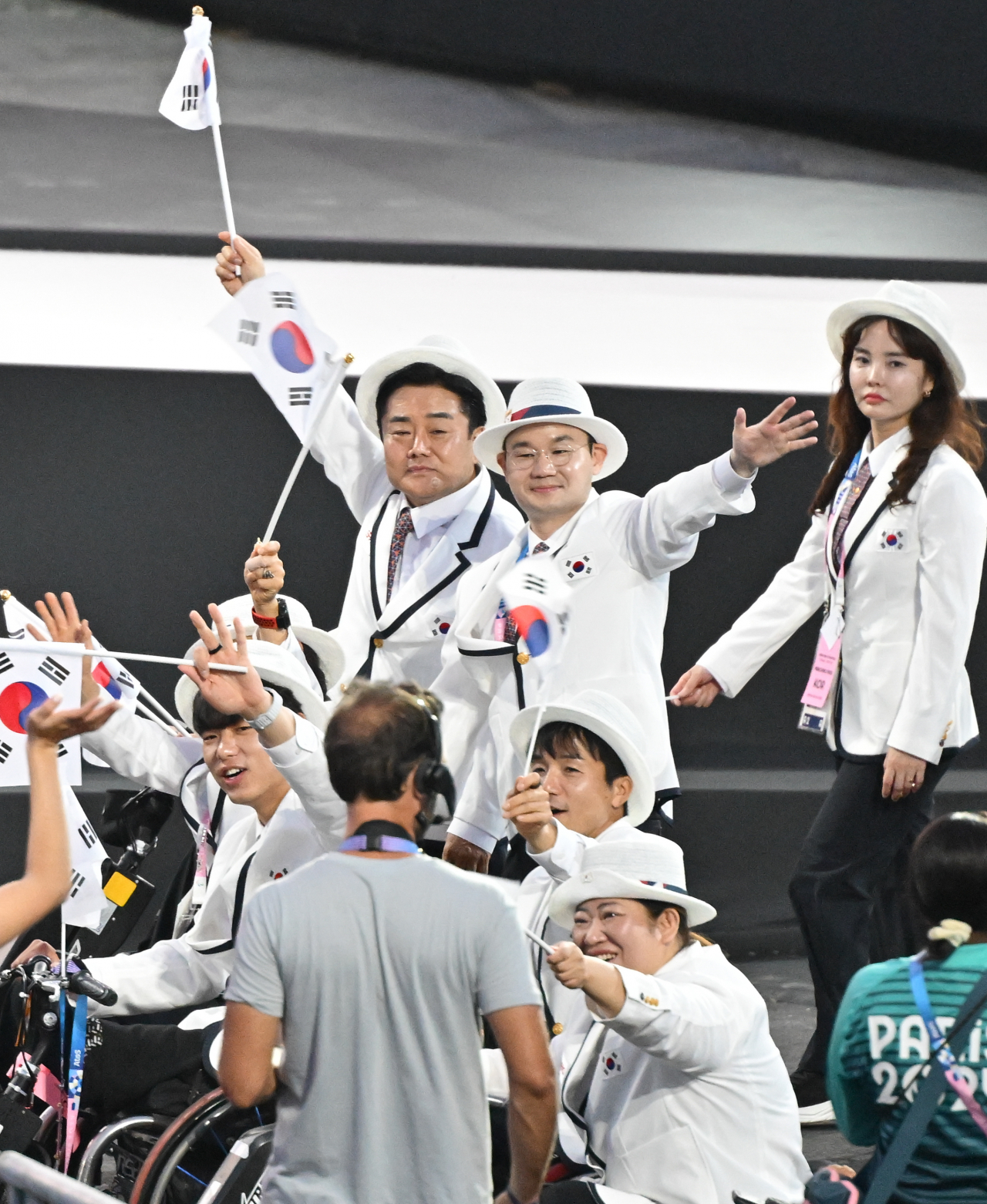 28일(현지시간) 프랑스 파리 콩코르드 광장에서 열린 2024 파리 패럴림픽 개막식에서 배동현 선수단장을 비롯한 대한민국 선수단이 입장하고 있다. 사진공동취재단