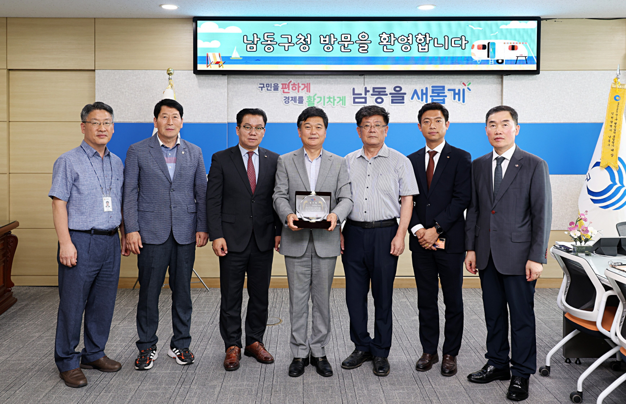 박종효 인천시 남동구청장〈중앙〉이 감사패를 받고 기념포즈를 취하고 있다.