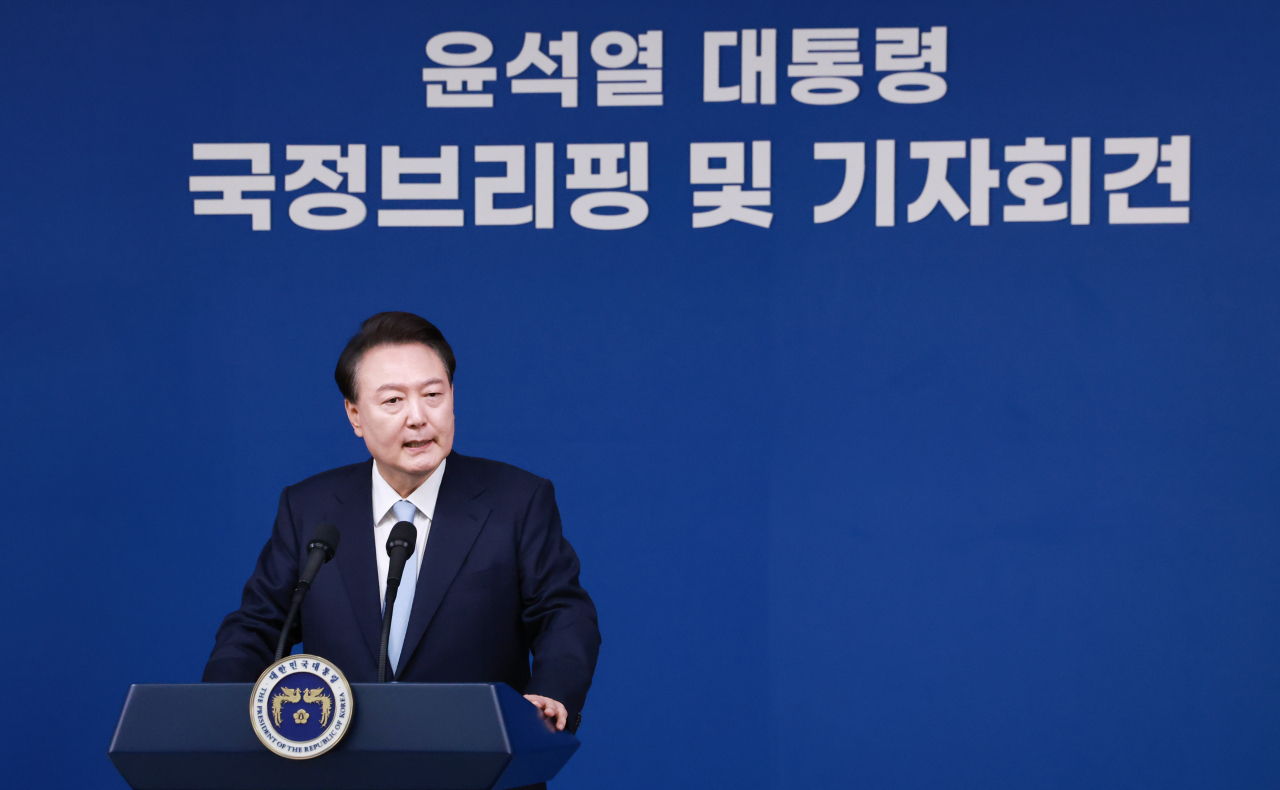 윤석열 대통령이 29일 오전 서울 용산 대통령실 청사에서 열린 '국정브리핑 및 기자회견'에서 질문에 답하고 있다. 연합뉴스
