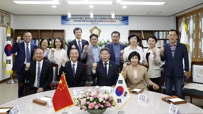 순천시의회와 상하이시 민항구 대표단 임원들이 28일 시의회에서 기념 촬영을 하고 있다.