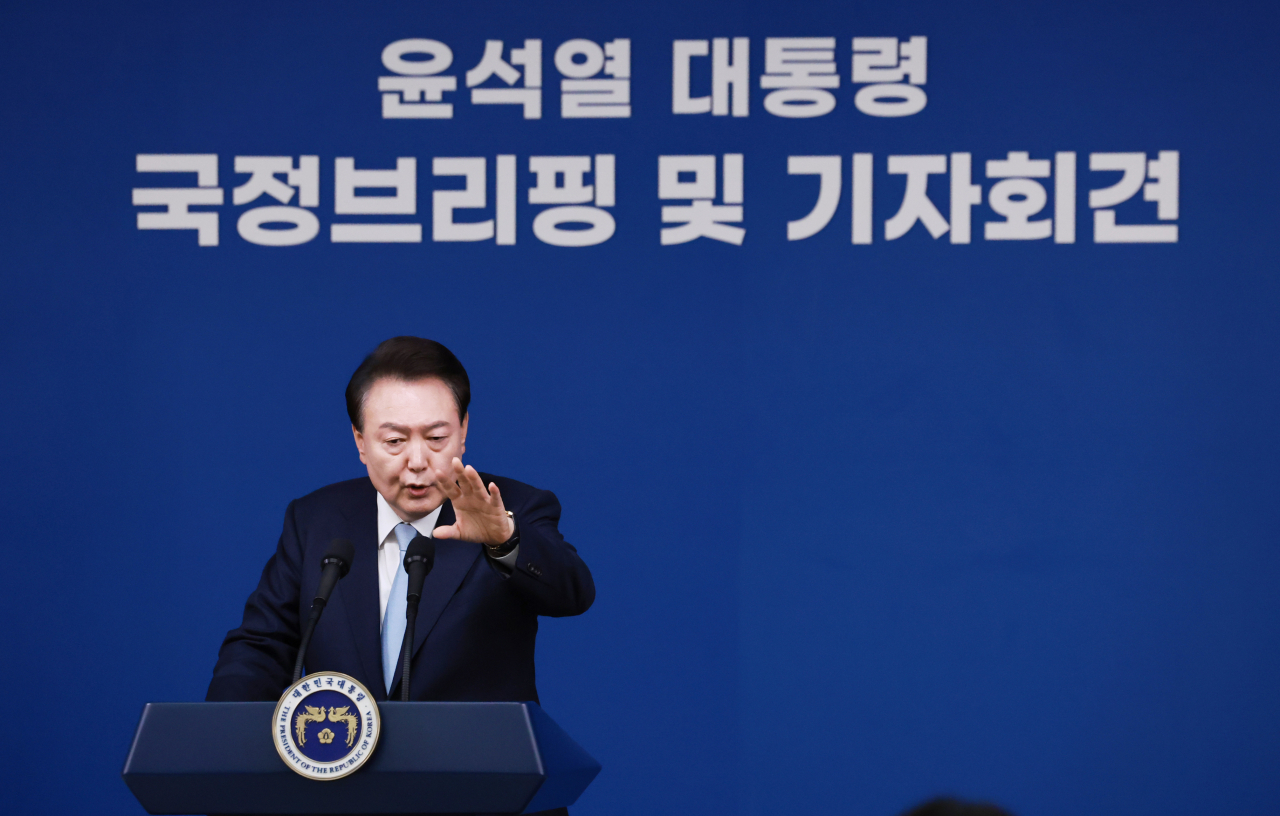 윤석열 대통령이 29일 오전 서울 용산 대통령실 청사에서 열린 '국정브리핑 및 기자회견'에서 질문에 답하고 있다. [연합]