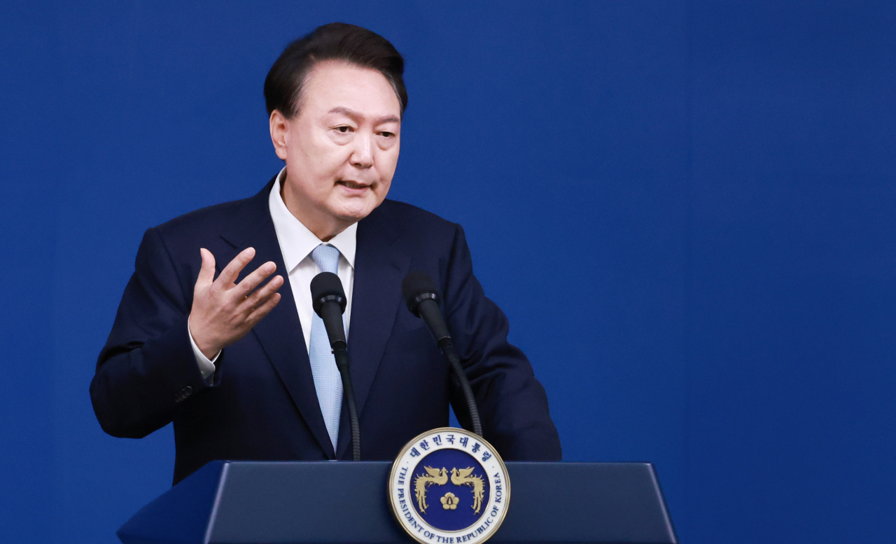 윤석열 대통령이 29일 오전 서울 용산 대통령실 청사에서 열린 '국정브리핑 및 기자회견'에서 의료개혁에 대한 질문에 답하고 있다. [연합]