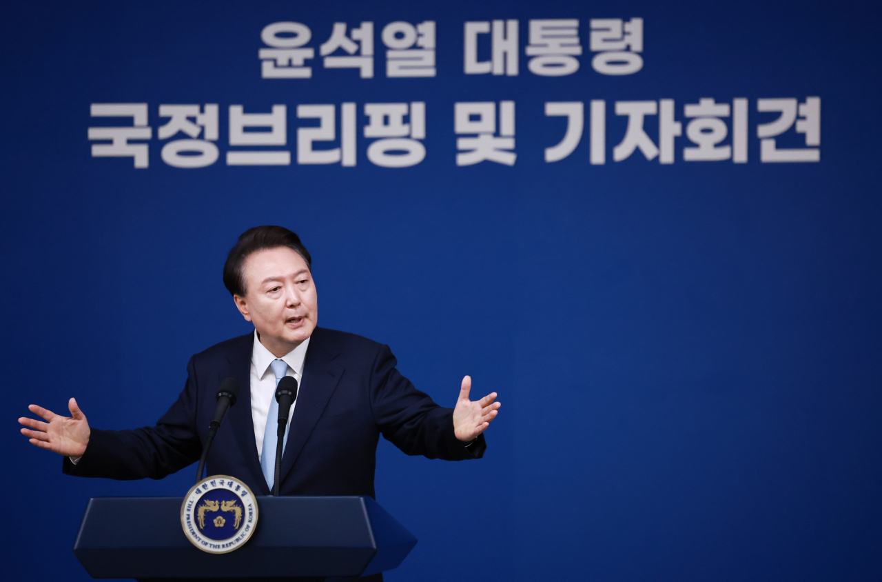 윤석열 대통령이 29일 오전 서울 용산 대통령실 청사에서 열린 '국정브리핑 및 기자회견'에서 질문에 답하고 있다. [연합]