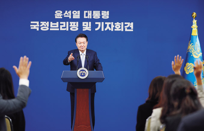 윤석열 대통령이 29일 오전 서울 용산 대통령실 청사에서 열린 국정브리핑 및 기자회견에서 취재진의 질문을 받고 있다. [연합]