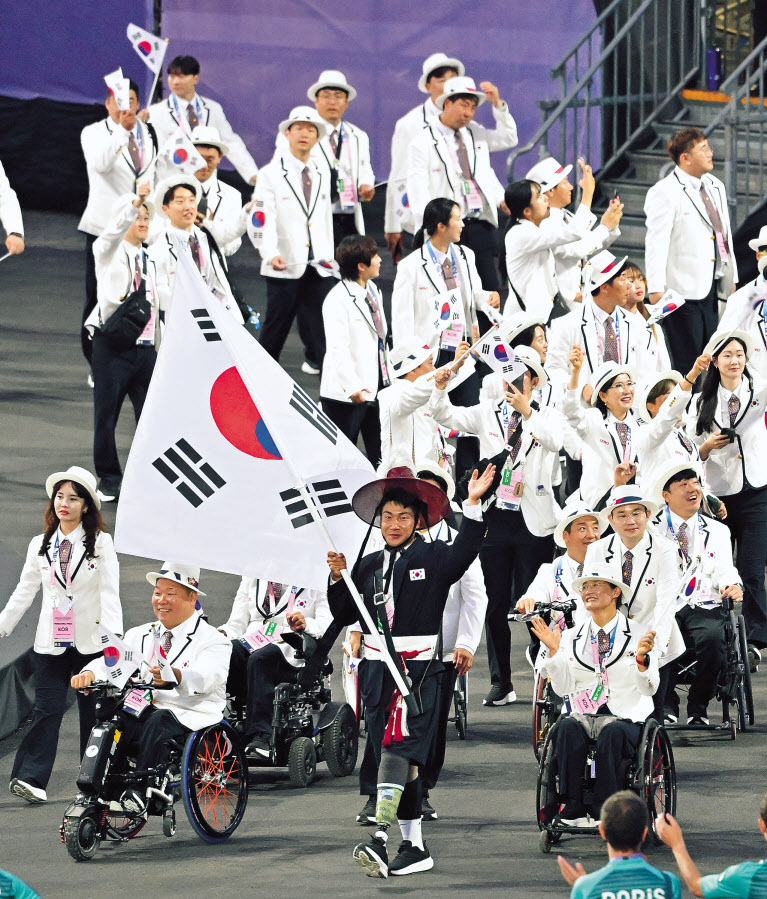 28일(현지시간) 프랑스 파리 콩코드 광장에서 열린 2024 파리 패럴림픽 개막식에서 기수 최용범(카누)을 선두로 대한민국 선수단이 입장하고 있다. ▶관련기사 12면 [사진공동취재단]