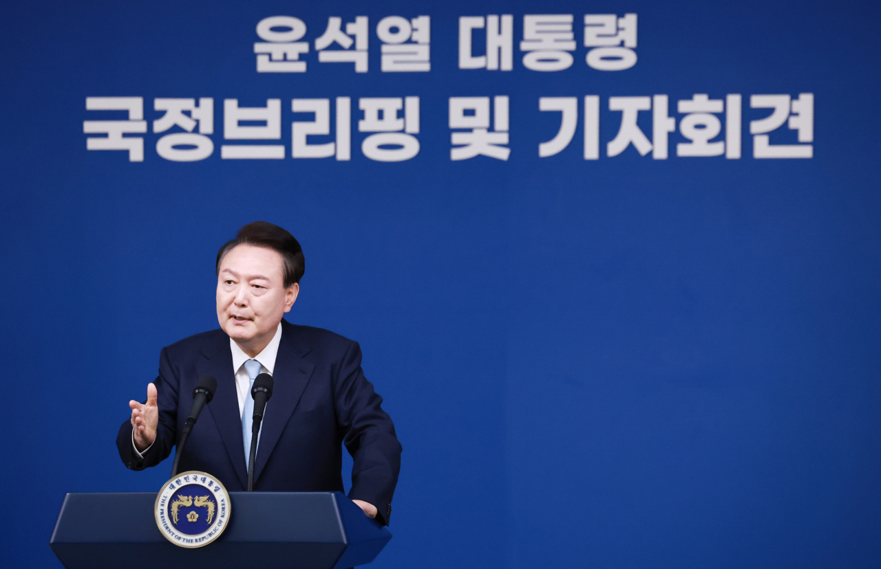 윤석열 대통령이 29일 오전 서울 용산 대통령실 청사에서 열린 '국정브리핑 및 기자회견'에서 의료개혁에 대한 질문에 답하고 있다. [연합]