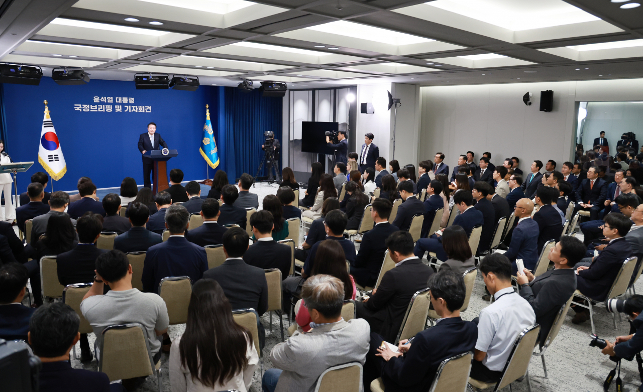 윤석열 대통령이 29일 오전 서울 용산 대통령실 청사에서 '국정브리핑 및 기자회견'을 하고 있다. [연합]