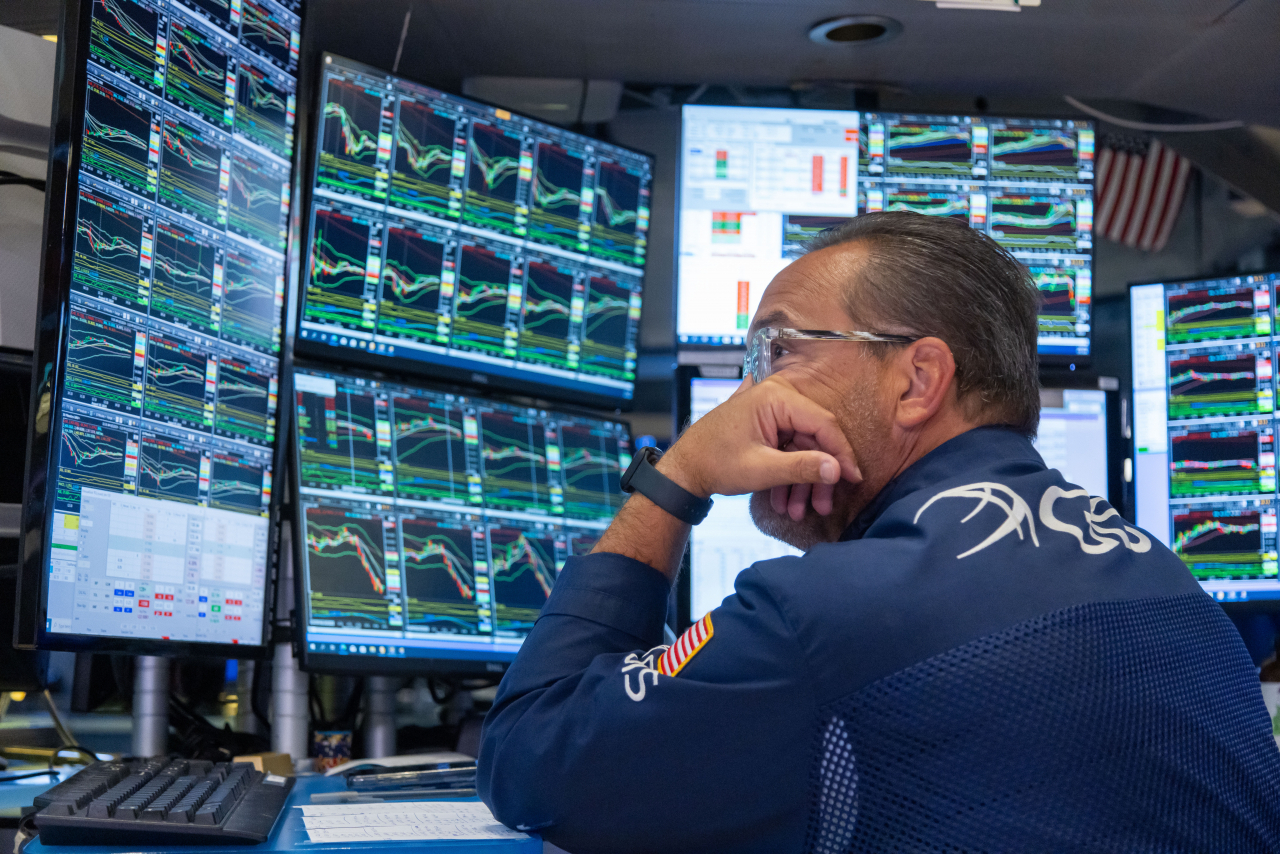 미국 뉴욕 증권거래소(NYSE)에서 한 트레이더가 시황판을 쳐다보고 있다. [연합]
