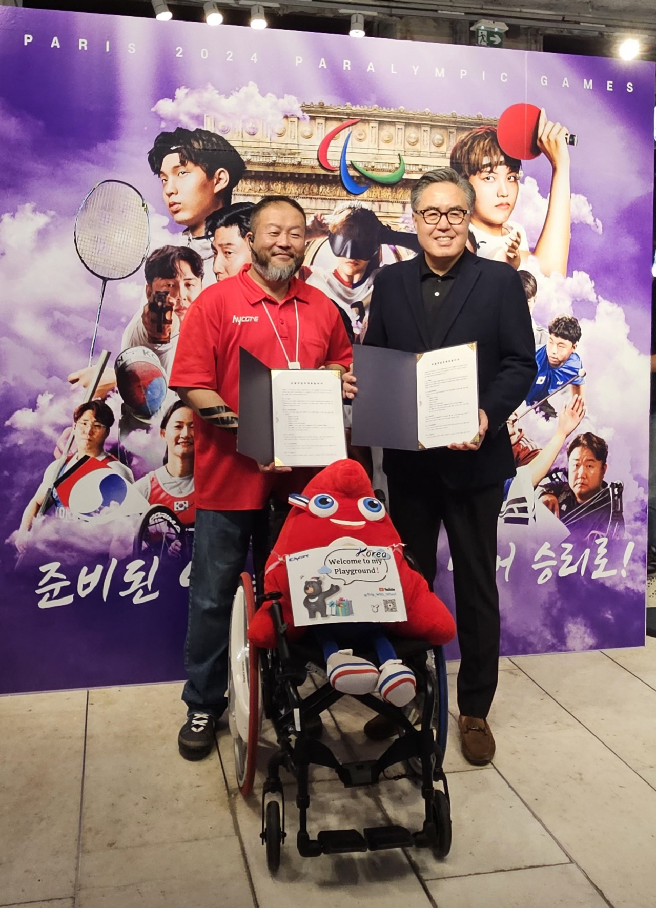 MOU 체결 기념 촬영 중인 우병일(오른쪽) 모델솔루션 대표이사, 박동현 하이코어 대표. [한국앤컴퍼니 제공]