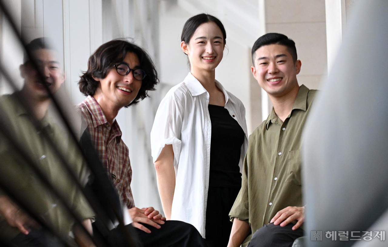 국립무용단 신작 ‘행+-(플러스마이너스)’에 함께 한 객원 무용수 이승주와 신입 단원 이승연, 박준엽. 이상섭 기자
