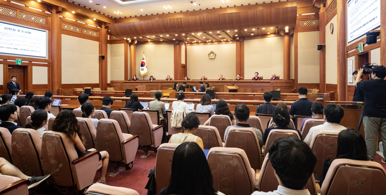 이종석 헌법재판소장을 비롯한 헌법재판관들이 29일 오후 서울 종로구 헌법재판소 심판정에 입장해 착석하고 있다. [연합]